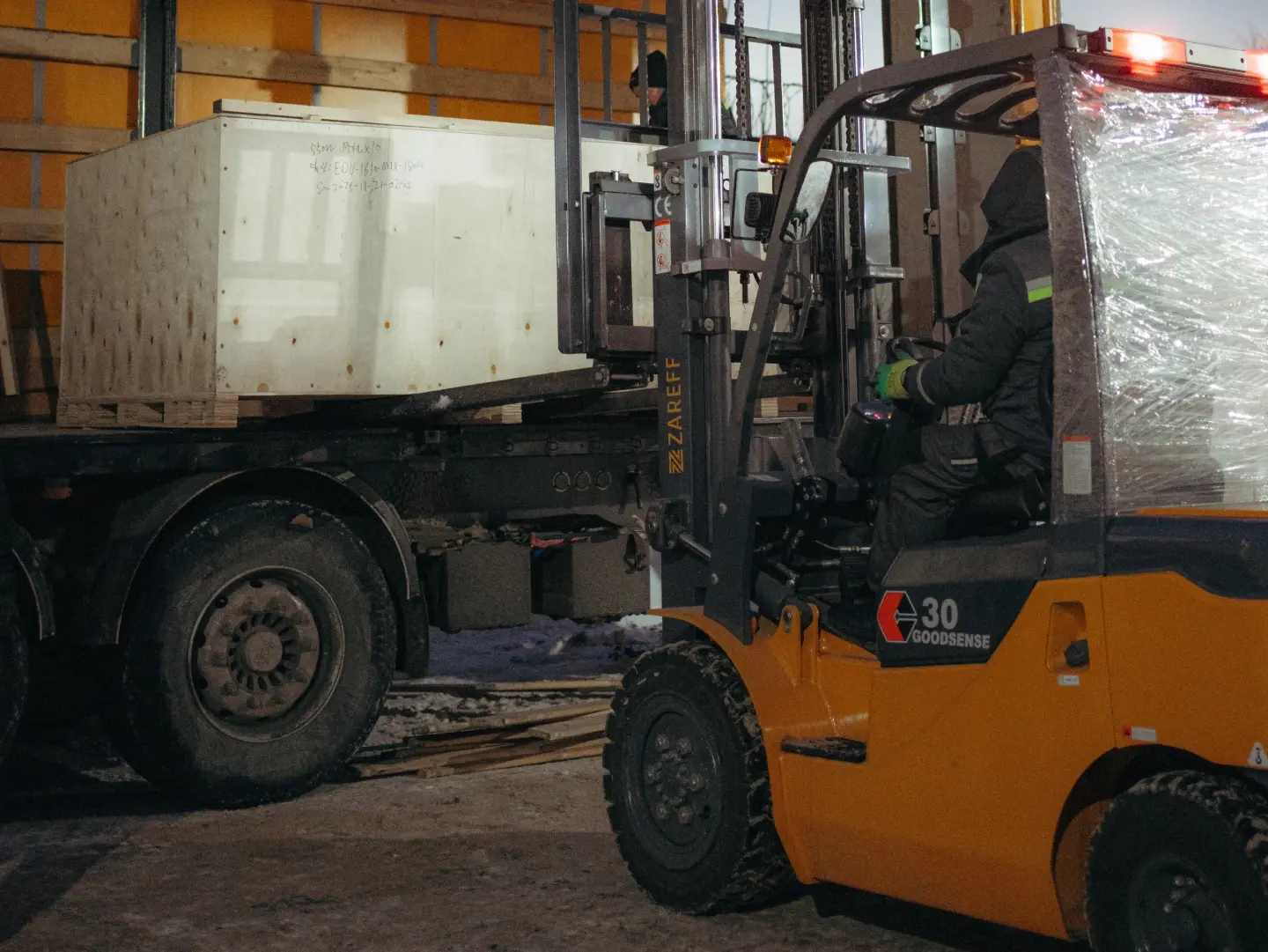 Разгрузка новой поставки станков