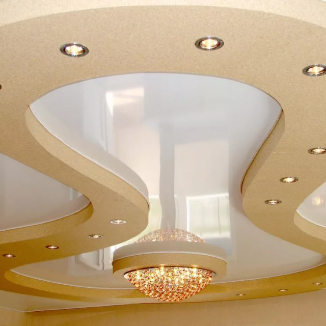 Матовый потолок в гостиной