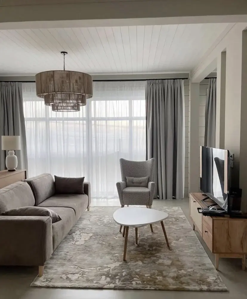 Блэкаут шторы к тёмному серому обоям в спальне