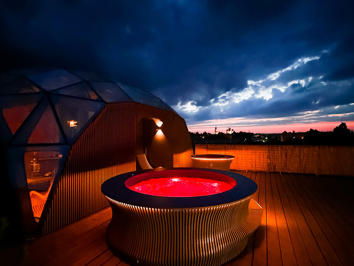 Бионическая баня и два уличных джакузи SkySpa на крыше в вечерней подсветке