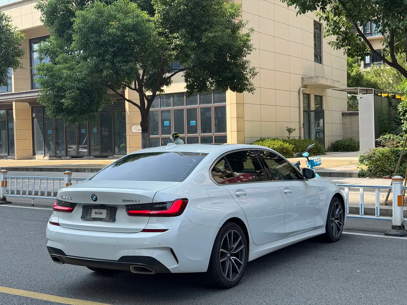 BMW 325Li G28 2022 M Sport Package — задняя часть белого седана, ракурс в три четверти