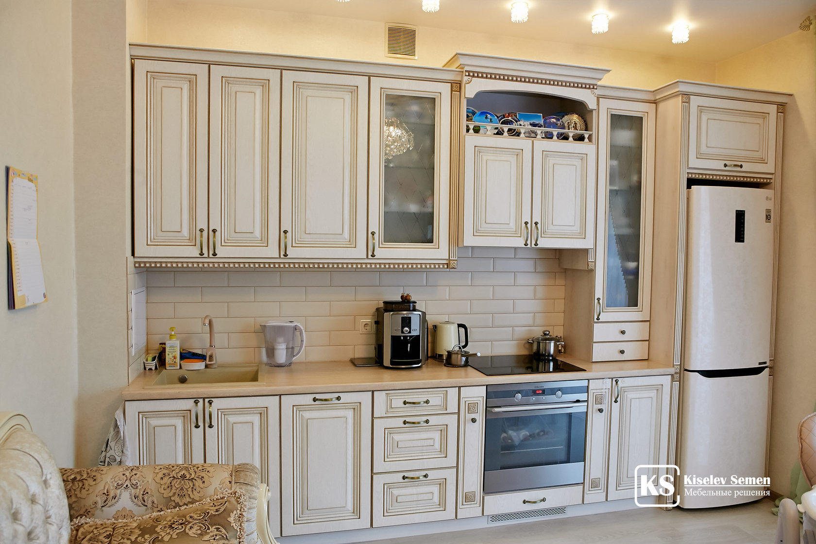 Кухня классическая белая с золотистыми акцентами