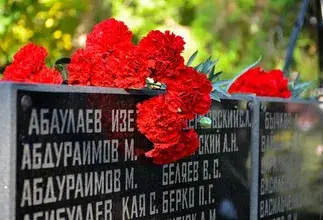 молодежь и жители Пскова участвуют в акции памяти, читают стихи о войне у мемориала, патриотическое мероприятие День Победы Россия