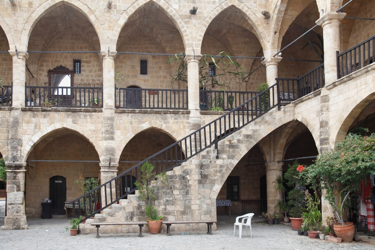 Двухуровневые арки и каменная лестница старинного караван-сарая.