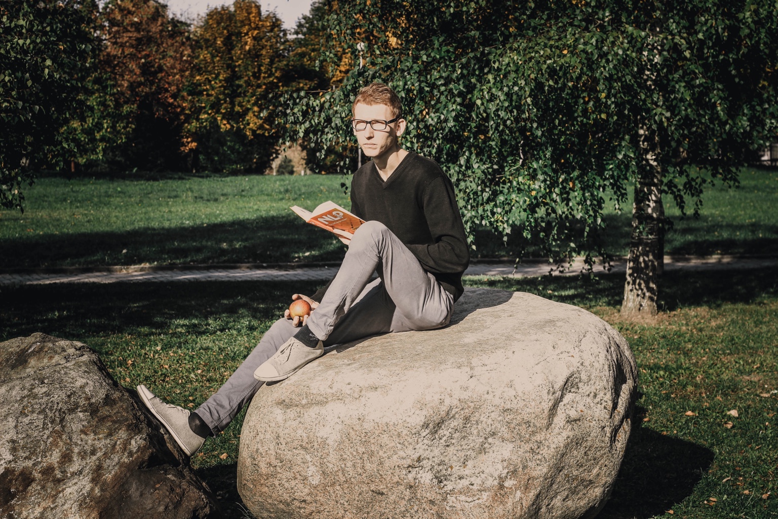 Павел Аглашевич с книгой Ричарда Бэндлера «ТРАНСформация» на ранней фотографии