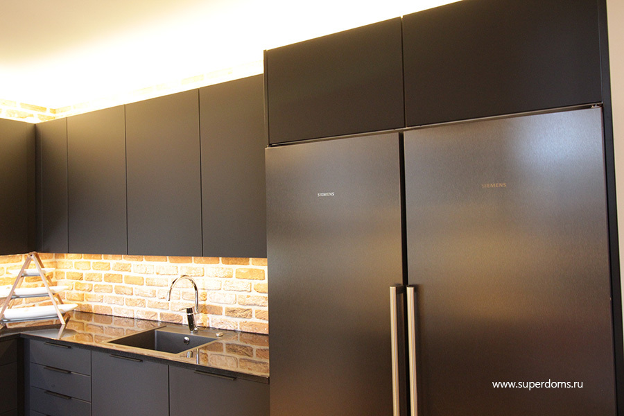 фото кухни в дом, 2 холодильника в цвет кухонных панелей, платиновый оттенок