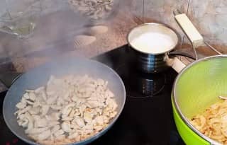 Приготовление жюльена с курицей, грибами, сыром и ветчиной: шаг 7