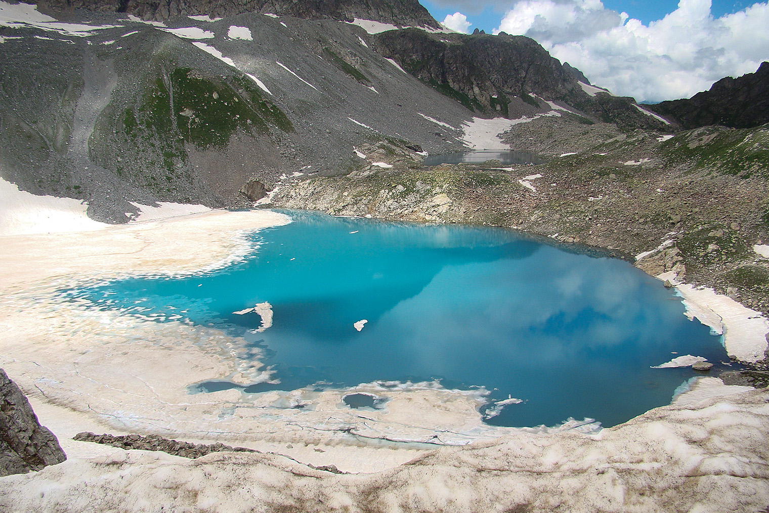 Вода в озерах всегда холодная, но некоторые туристы все равно там купаются. © Doublebn / Wikipedia