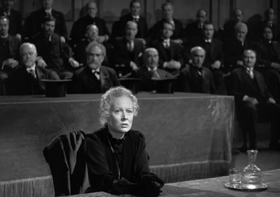 Кадр из фильма о Марии Склодовской-Кюри 1943 года   