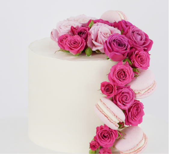 Украшение торта живыми цветами: что важно знать
