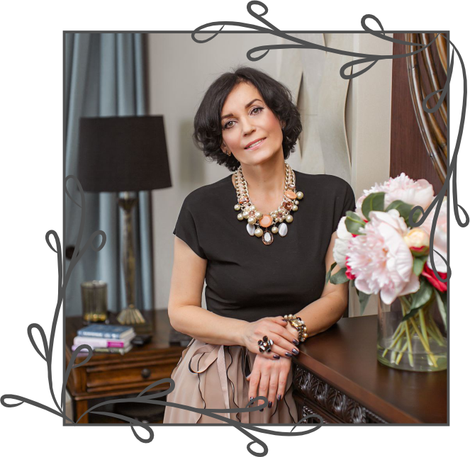 Лариса Окулик, психолог и коуч по детско-родительским отношениям, возле комода с красивыми цветами