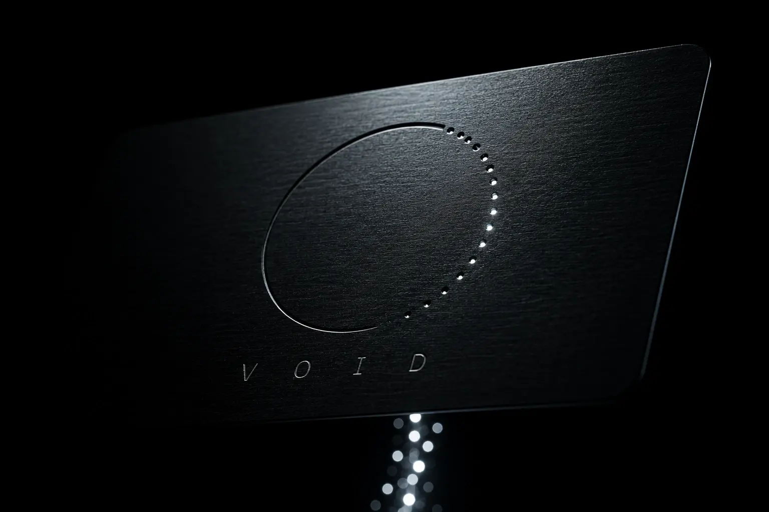 Логотип VOID — белая окружность на абсолютно черном фоне, истончающаяся в пунктир и исчезающая в пустоте, визуализация квантовой неопределенности