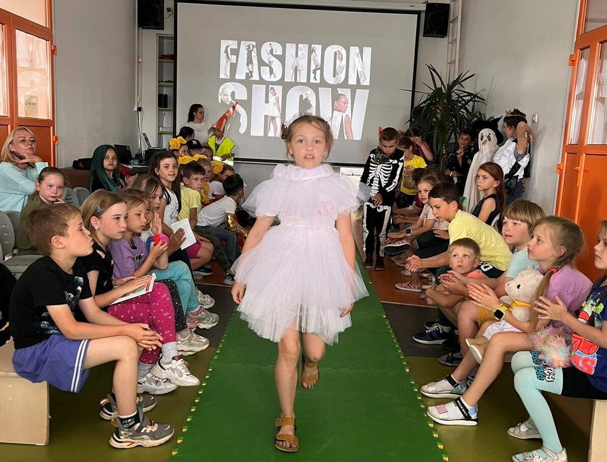 Одним из ярким творческих мероприятий стал модный показ Fashion show, проходящий на зеленой ковровой дорожке СleverOne.