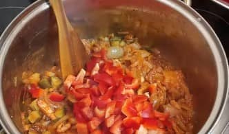 Приготовление солянки с копчёностями: шаг 7