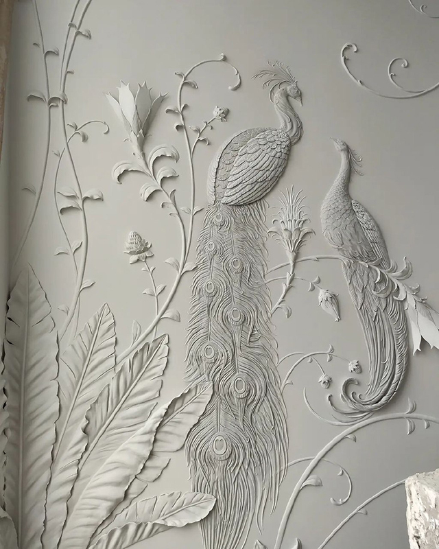 Барельеф на стене с павлинами. Барельеф с птицами в интерьере. Красивое оформление стены. Декоративная подсветка. Светильники для лестницы.