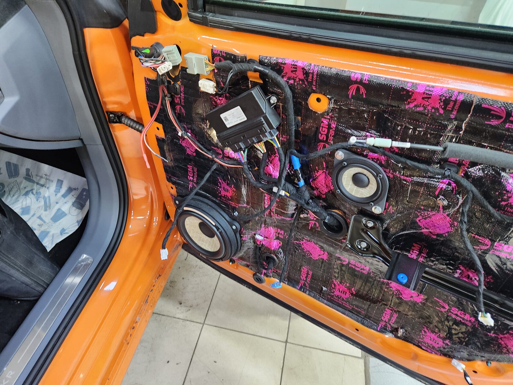 установка автозвука zeekr 001