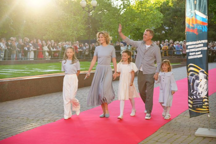 Вместе с дочерьми актёр и его супруга прошли по красной дорожке