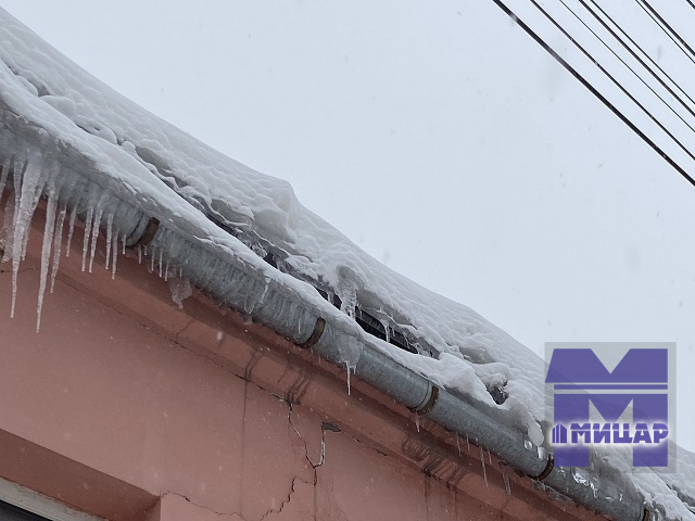 Трещина на стене здания из-за снега