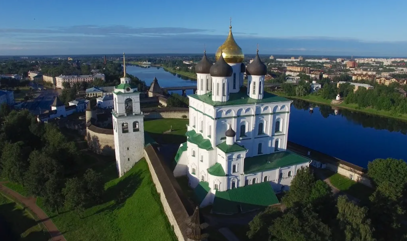Псковский Кремль и Троицкий собор в день памяти княгини Ольги.