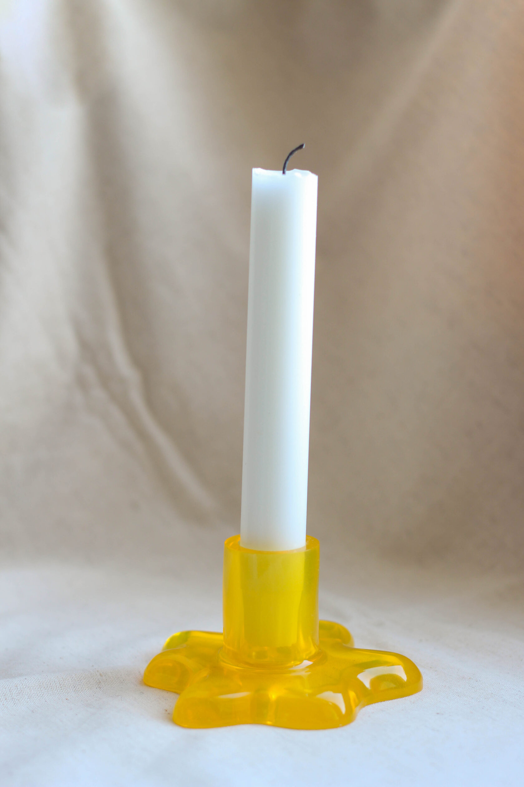 Подсвечник из эпоксидной смолы желтый