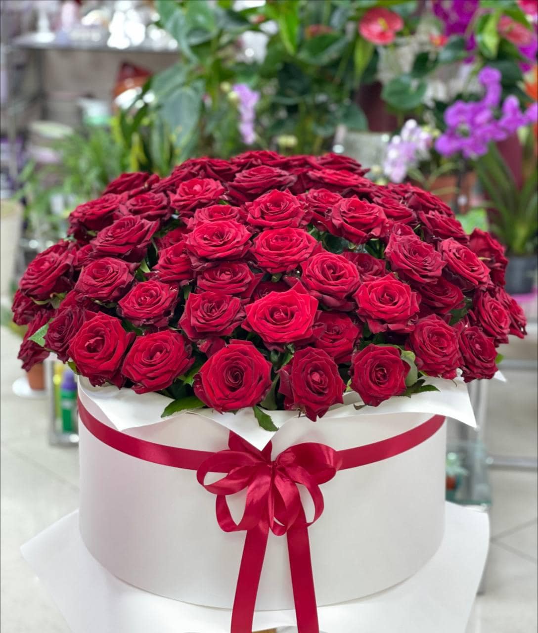Букет красных роз в шляпной коробке. Розы.Цветы с доставкой в коробке. Доставка цветов