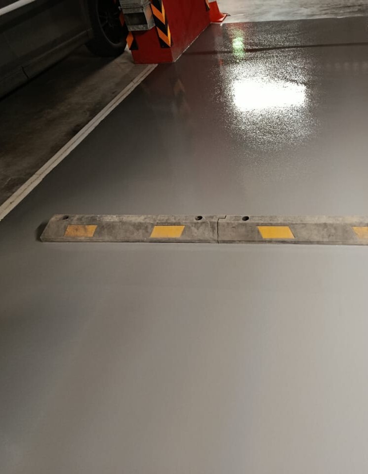 Отремонтированный пол паркинга после работ