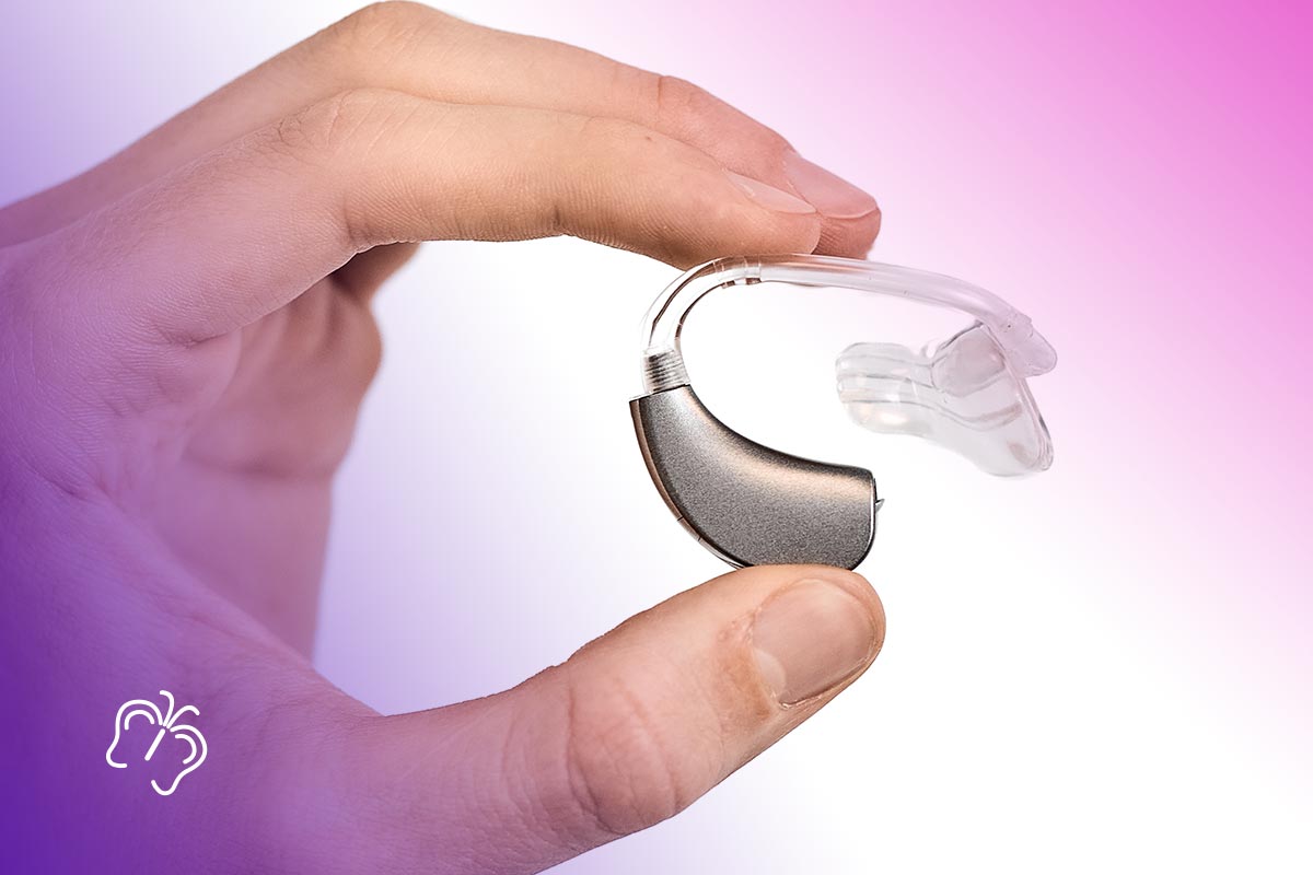 слуховой аппарат серого цвета с вкладышем