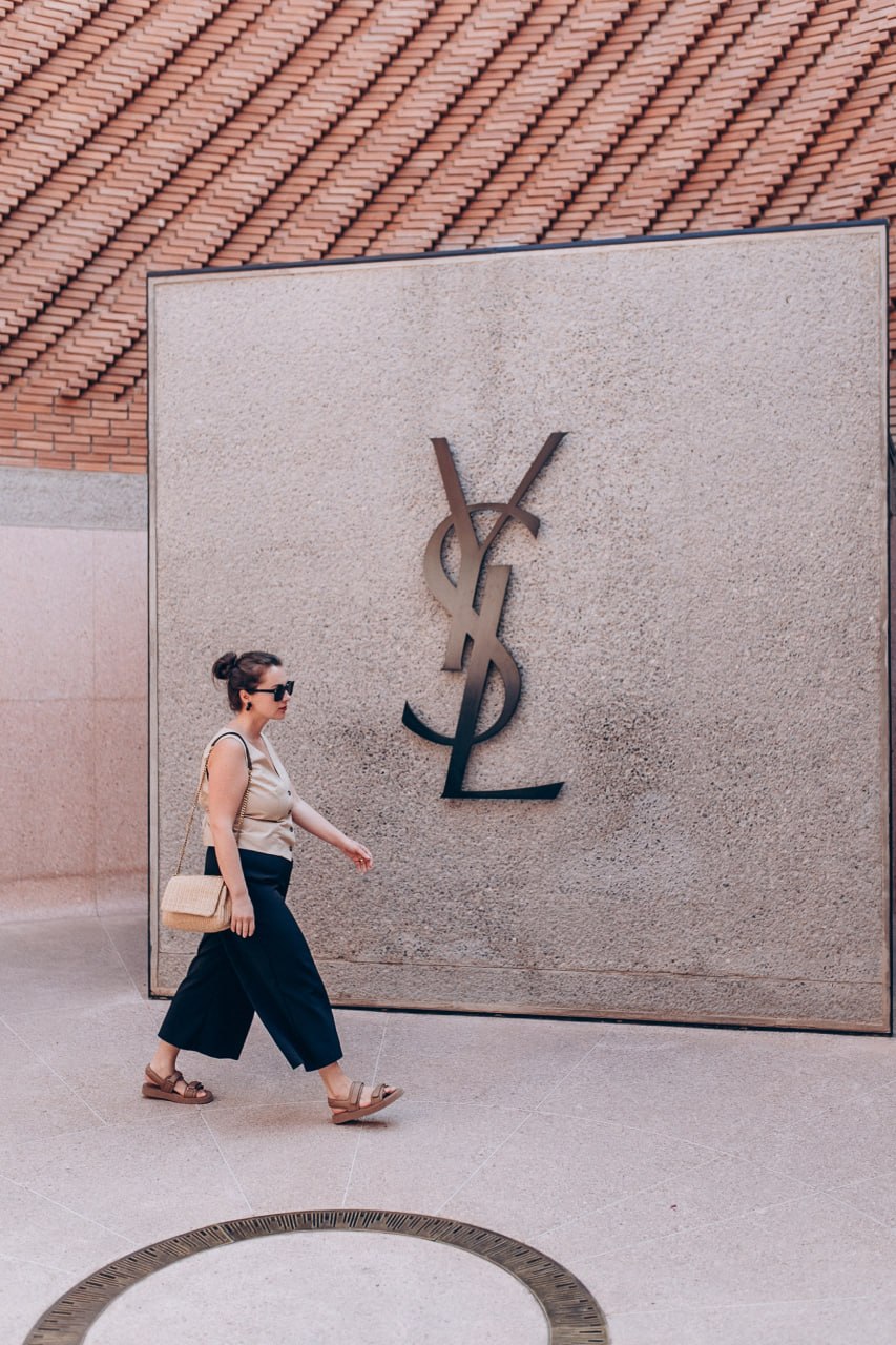 Путешественница у стены Saint Laurent в путешествии RESET TRIP