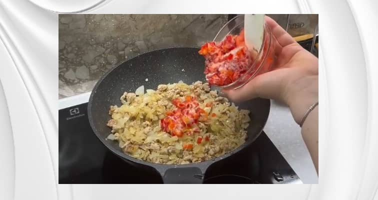 Приготовление макарон по-флотски с томатным соусом и фаршем на сковороде: шаг 3