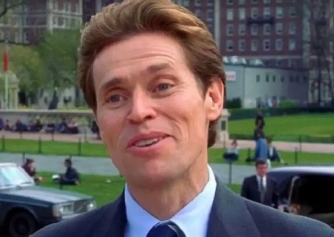 Кадр из фильма: мужчина в костюме с лёгкой улыбкой говорит фразу «I’m something of a scientist myself» на фоне городского парка