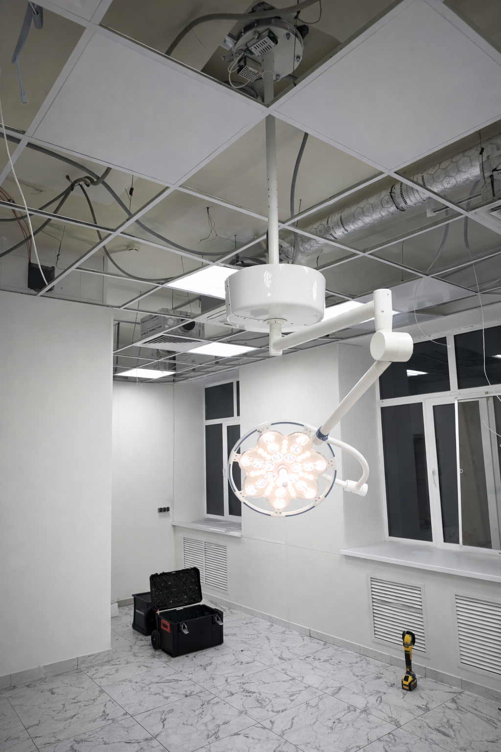 Монтаж операционного светильника ЭМА-300