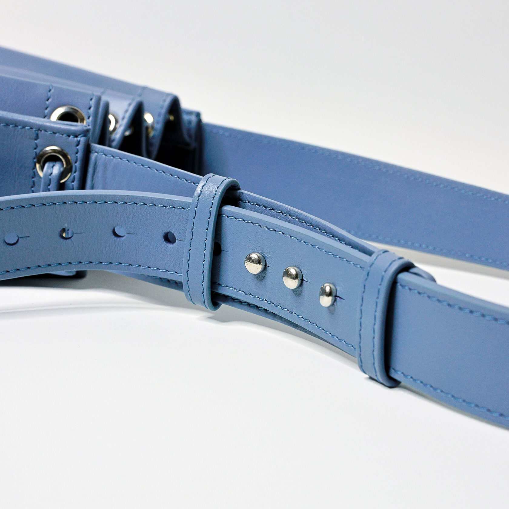 дизайнерская сумка Drift архитектурной формы серо-голубого цвета из натуральной кожи