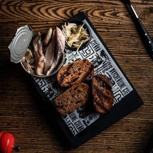 罐装鲱鱼配炸面包