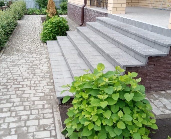 Подступенок ПсКС серого цвета в собранной лестнице