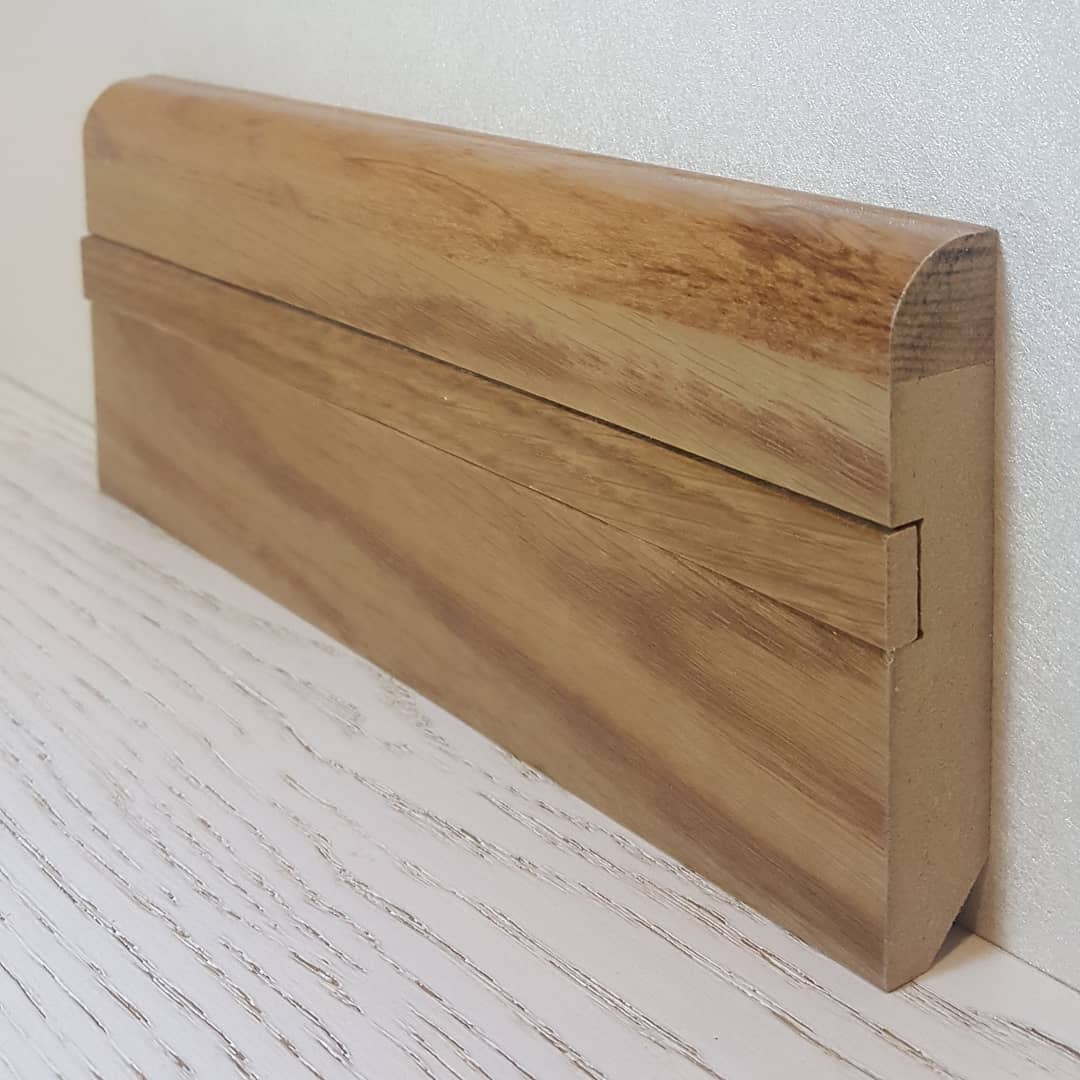 Стильный плинтус с древесным шпоном, предлагающий прозрачную текстуру и элегантный дизайн для минималистичного интерьера.