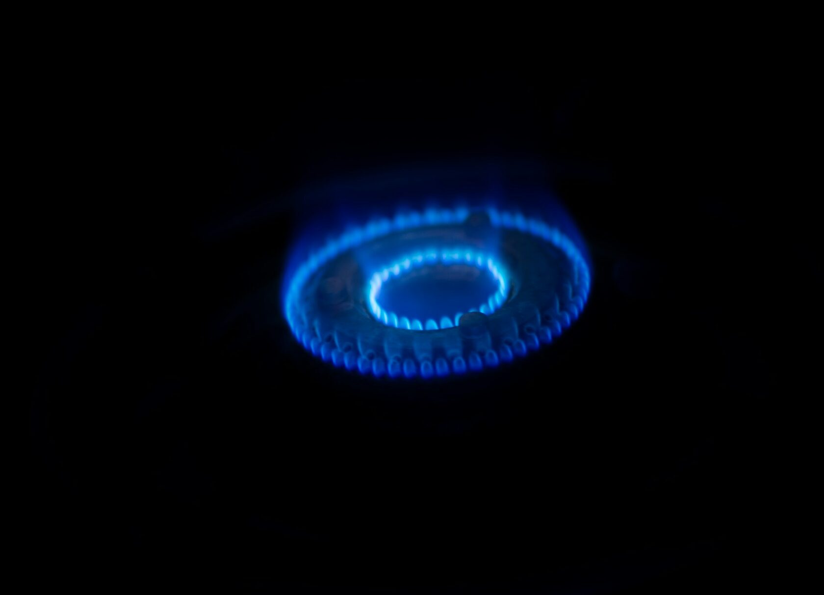 Газовый горелка: синее пламя метана