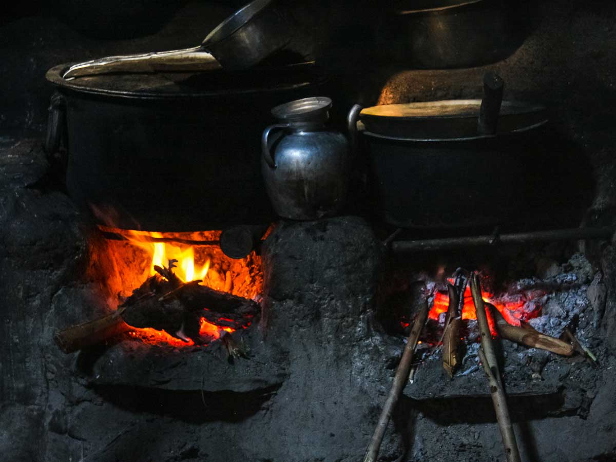 очаг с огнем в простом жилище степняка или номада в Средней Азии