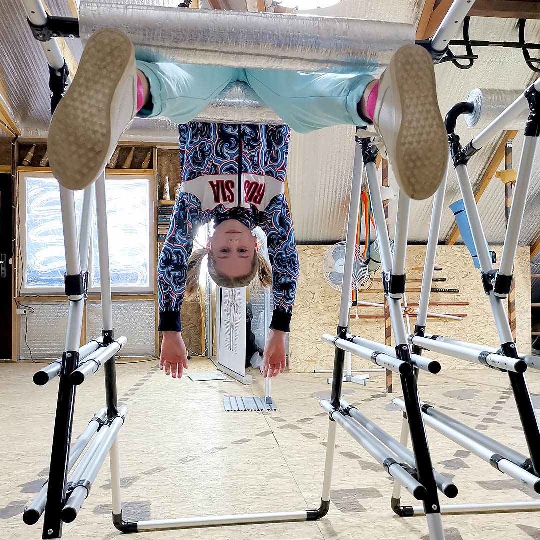 Фото виса ребёнка на тренажёре ГравитОН. Занятия с детьми по восстановлению осанки.