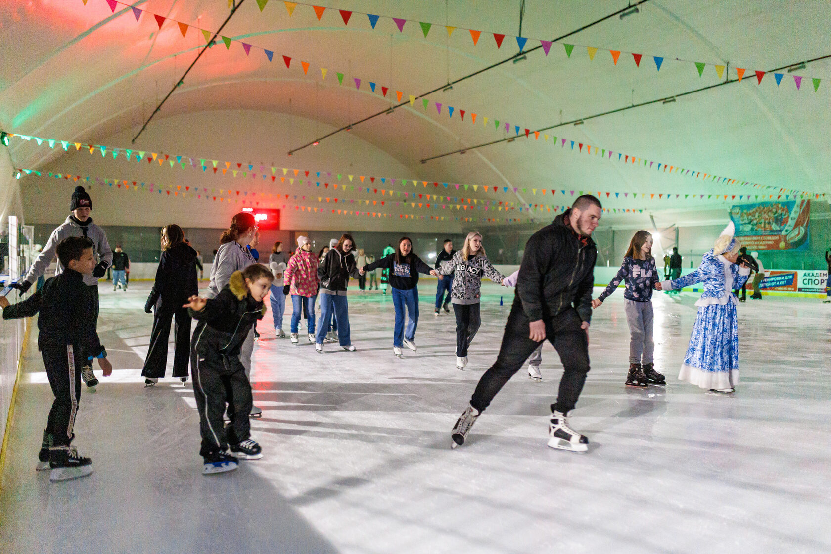 Каток маяк усолье сибирское. Ледовый комплекс the rink в москве. Юрловский массовое катание. Юрловский каток. Каток юрловский проезд.
