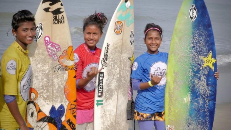Кадр из фильма «Bangla Surf Girls»: девочки с досками на пляже