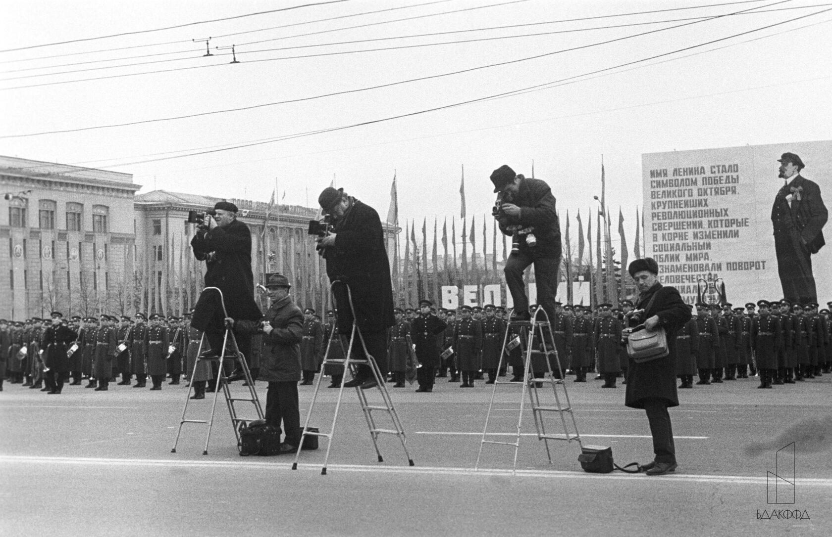 Фотокорреспонденты СМИ во время съемки парада, посвященного празднованию 53-й годовщины Великой Октябрьской социалистической революции в Минске (1970 г.)