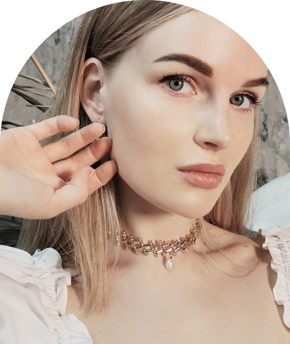 Девушка и золотой ажурный чокер с жемчужной каплей