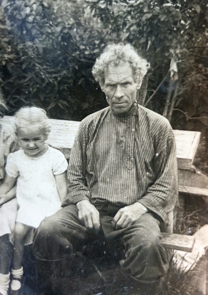 1952 год: дедушка с нынешней хозяйкой у домика