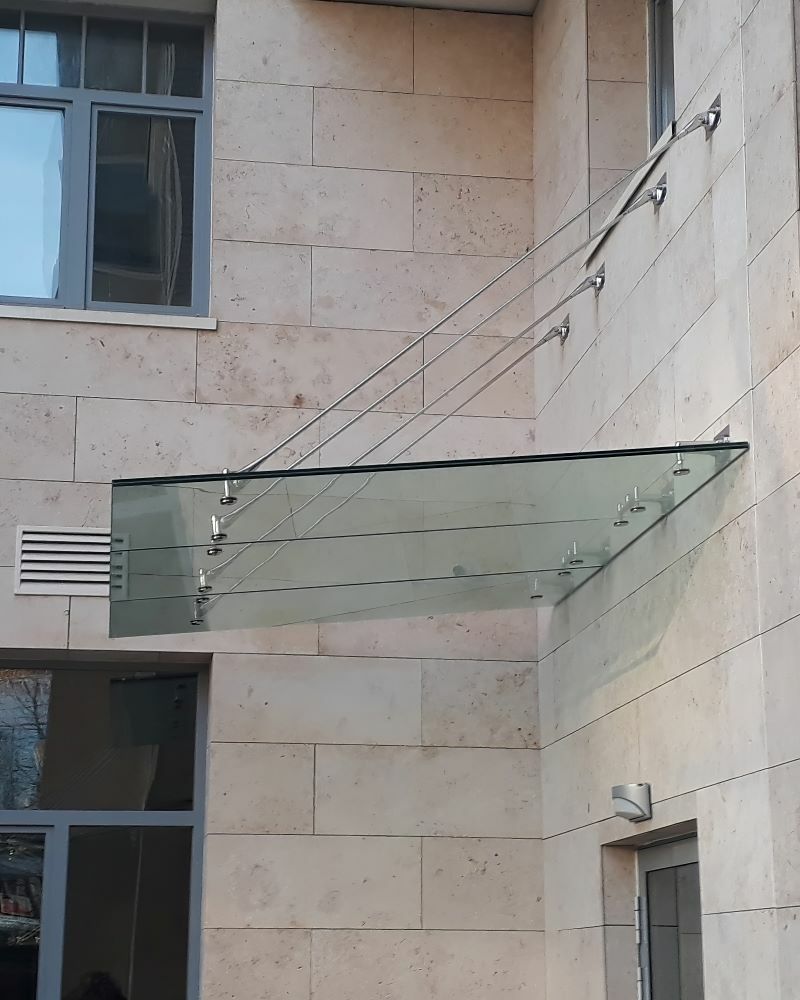 Стеклянный козырек над входом фото