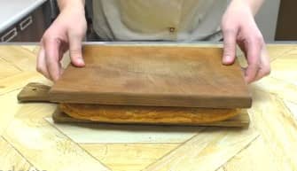 Приготовление заливного пирога с капустой на кефире в духовке: шаг 19