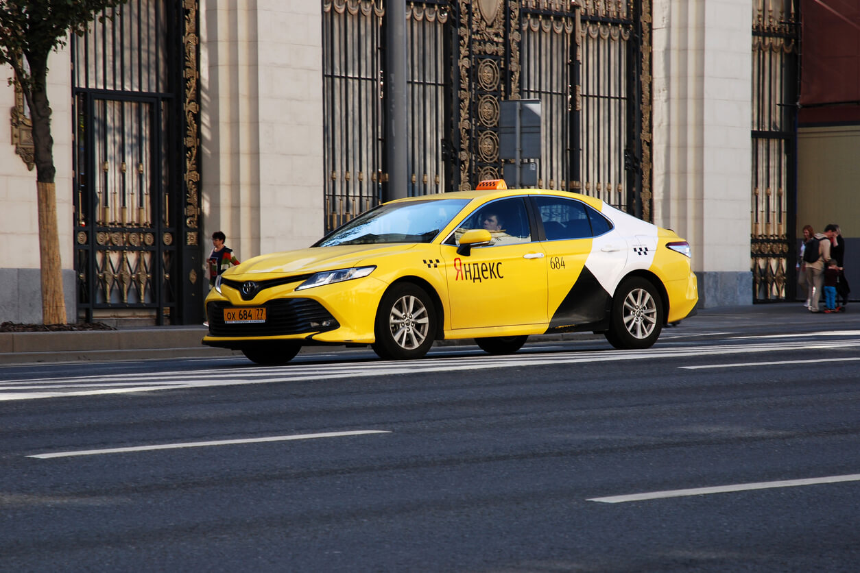 Яндекс такси бренд 2021