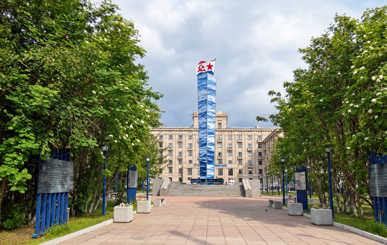 Сквер капитанов в Мурманске