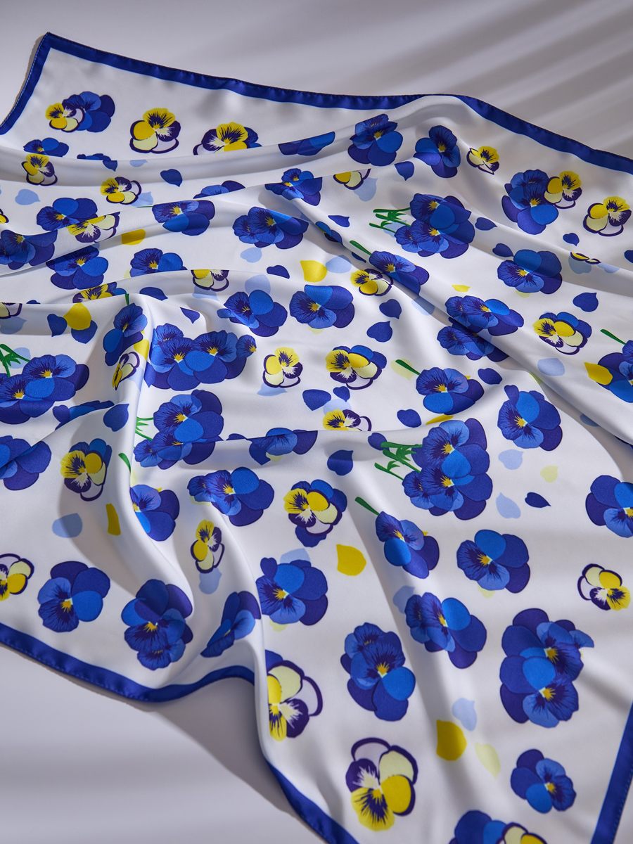 шелковый платок разложен съемка