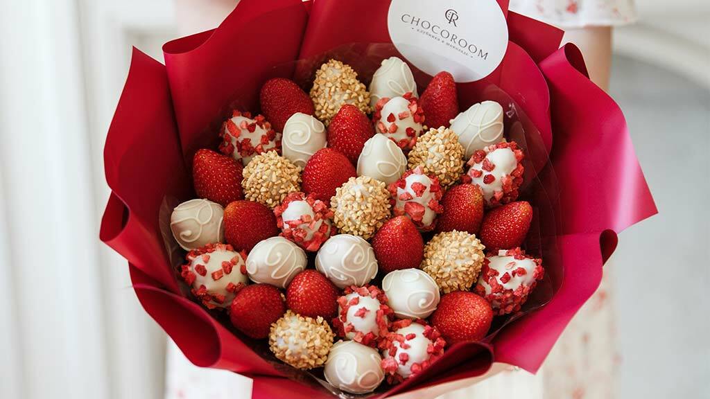 Chocoroom. Букеты из клубники на Бескудниковском бульваре. Chocoroom клубника в шоколаде. Chocoroom клубника в шоколаде СПБ. Шоколадка Клубничная красное белое