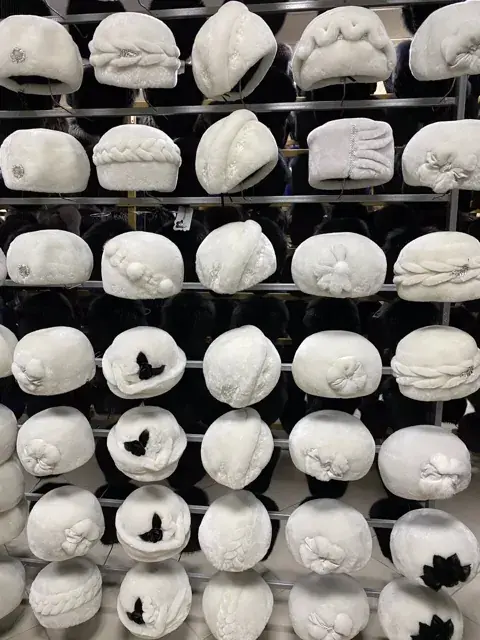 Белые норковые шапки